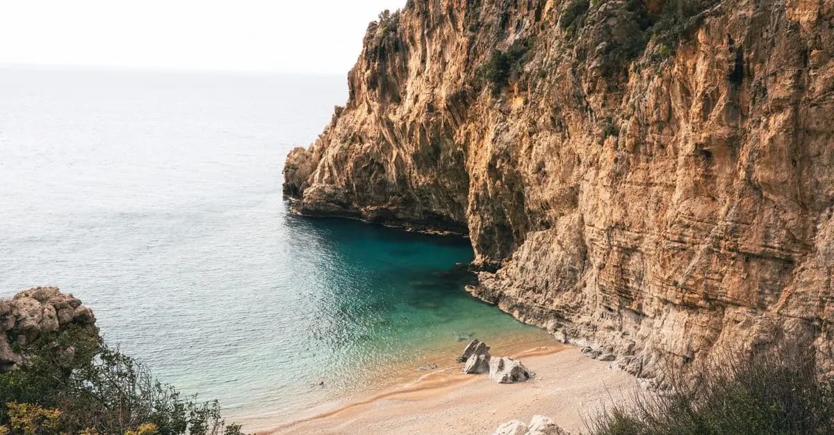 Las 10 Mejores Playas Secretas en España Que Debes Visitar