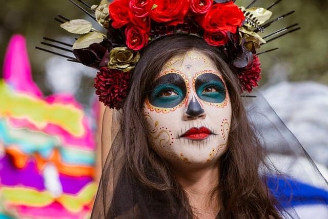 Las 10 Tradiciones Culturales Que Debes Conocer Antes de Viajar